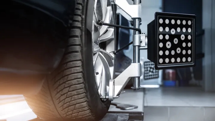 Az autó futóművének beállításának fontossága a biztonságos vezetés érdekében